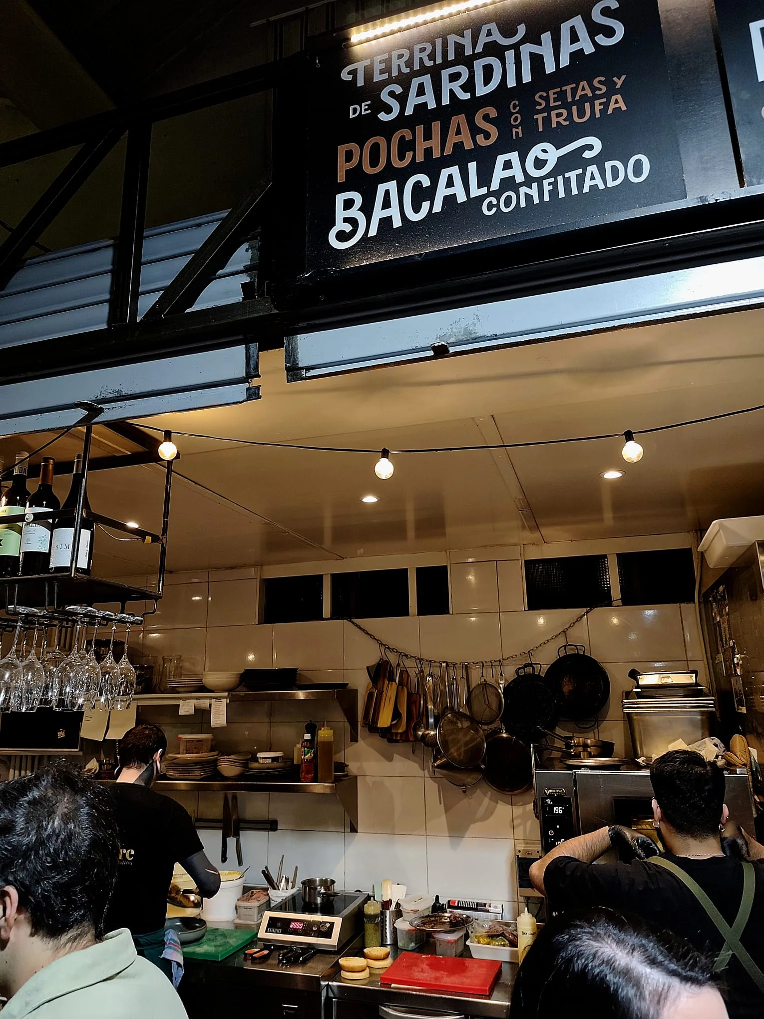 Vista del puesto Silvestre en el Mercado de Tirso de Molina.
