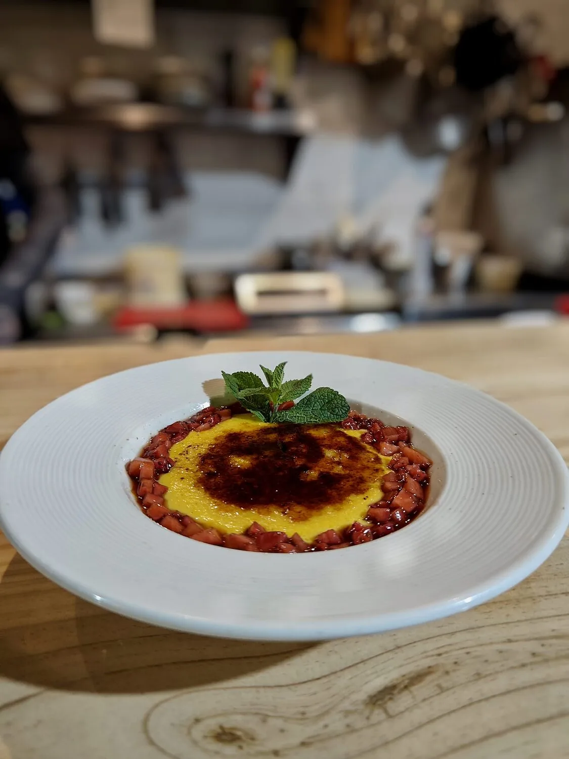 Crème brûlée de mango y fresas de Silvestre Mercado.