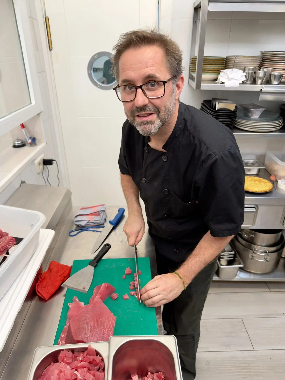 Emilio Gallego, chef de Silvestre Becerril, en la cocina.